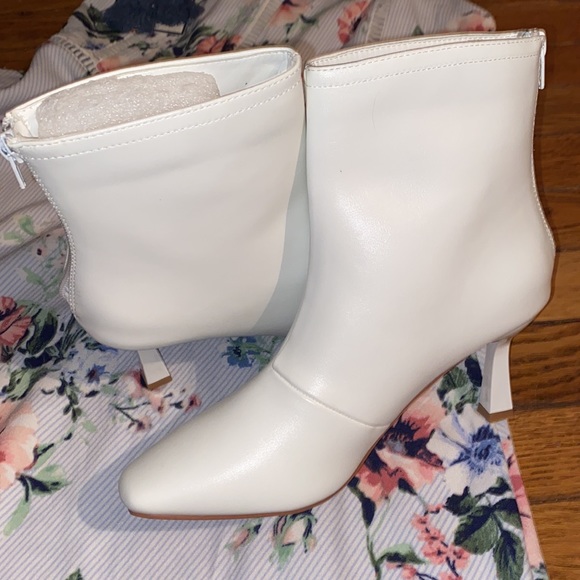 Lulu’s White Booties - Picture 5 of 10